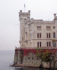 Castello_di_Miramare_lato_mare
